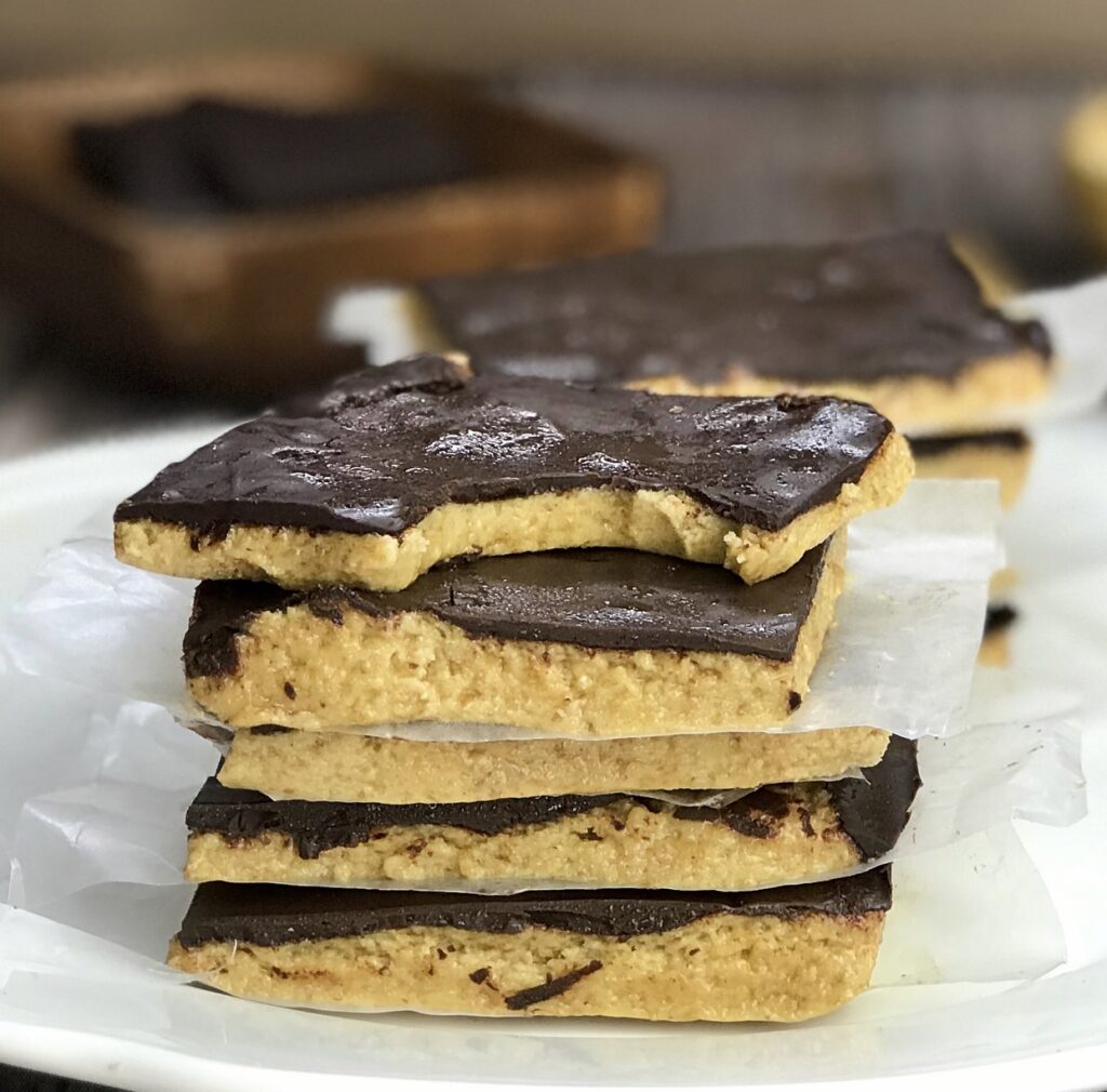 Dark Chocolate peanut butter protein squares recipe. Caloreis and all nutrition facts listed on  the blog