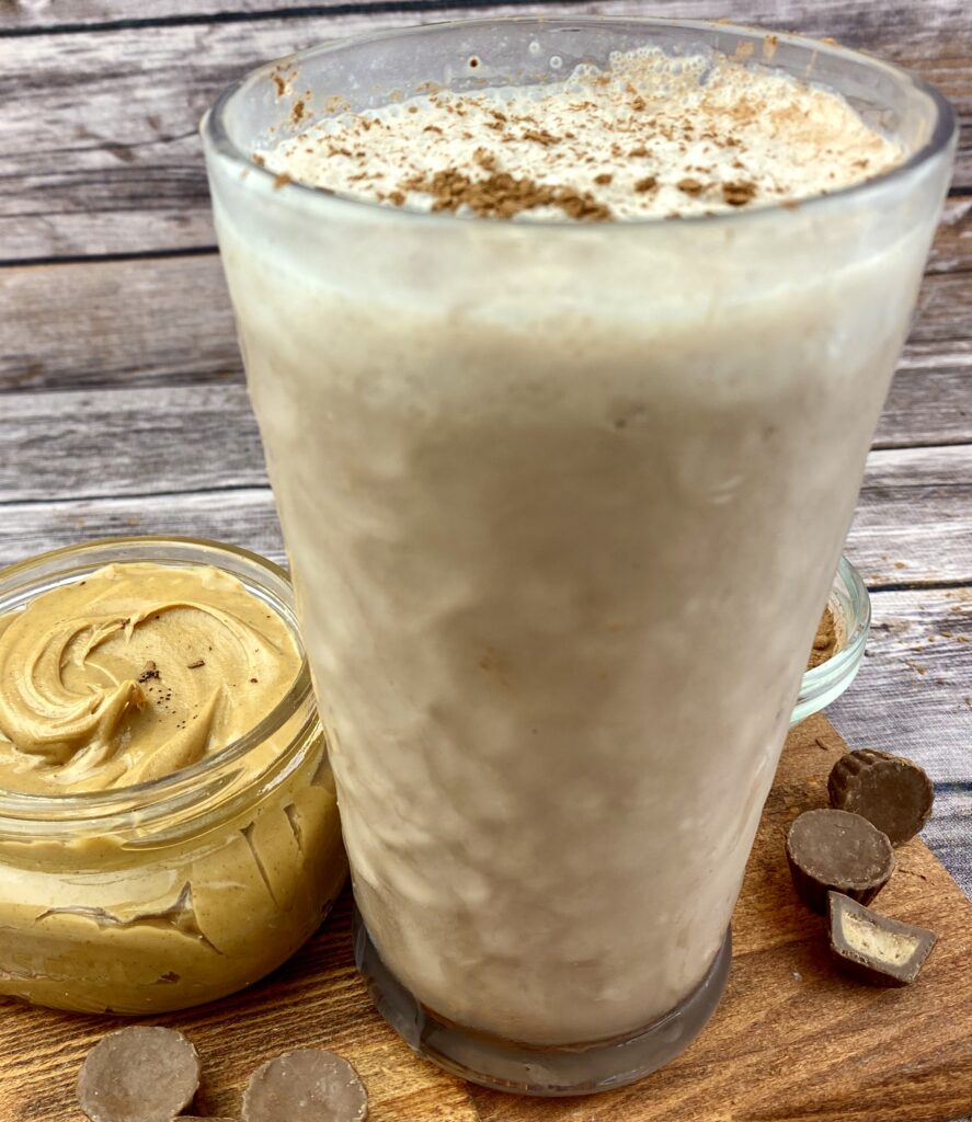 This chocolate peanut butter banana smoothie provides 250 calories, 4 grams of fiber, 17 grams of protein and 6 grams of fat, making it a great breakfast for busy days or post-exercise recovery snack after heavy training.