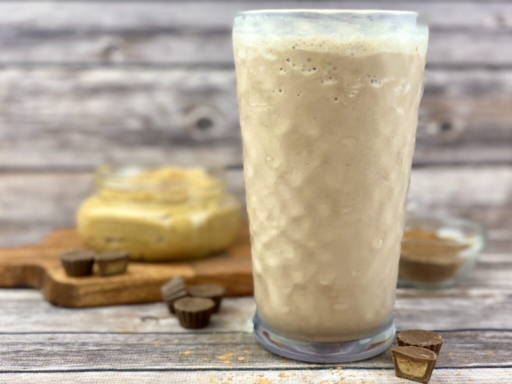 This chocolate peanut butter banana smoothie provides 250 calories, 4 grams of fiber, 17 grams of protein and 6 grams of fat, making it a great breakfast for busy days or post-exercise recovery snack after heavy training.